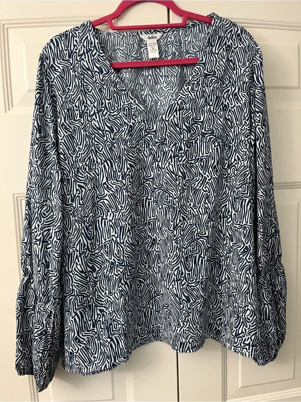 Dalin Navy Design V-Neck Lightweight Blouse